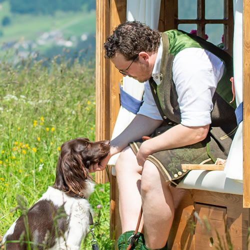 Alpenlaube Modern mit Hund