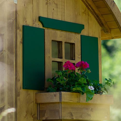 Alpenlaube mit Blumenkasten und Fensterladen in Grün